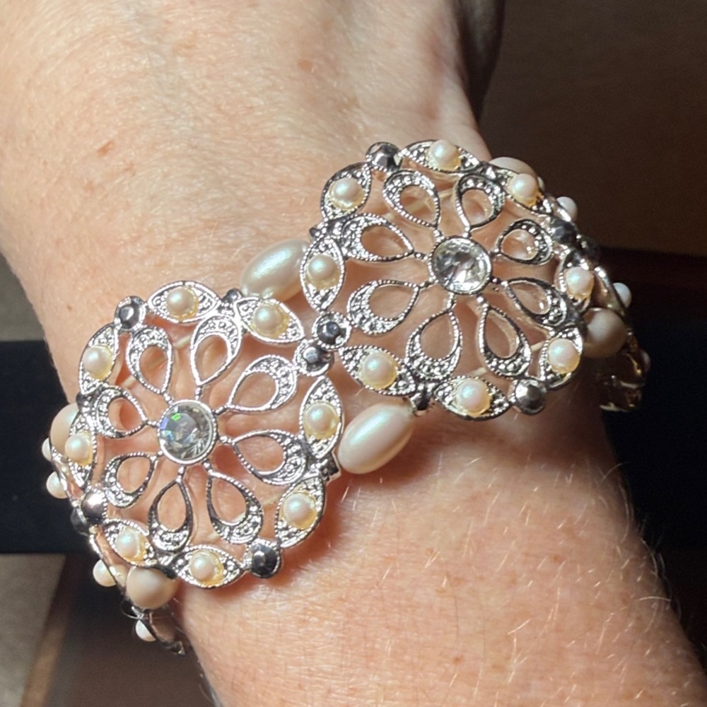 Elegant Silver crystal and fresh water pearl Bracelet